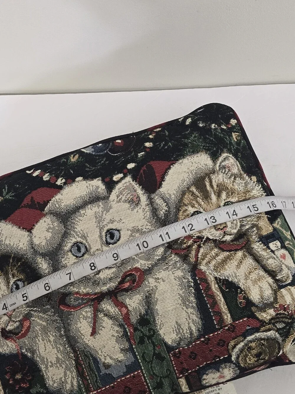 LA FRANCE HOME Christmas Seasonal Kitten Accent Pillow 12.5
